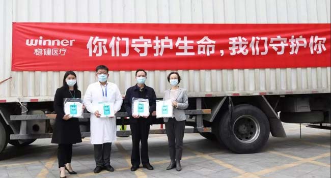 Компания «победитель» предоставляет 7 600 000 юаней средств защиты, включая маски и защитные комбинезоны