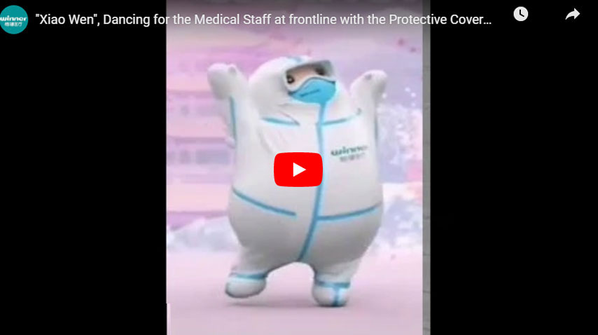 Сяо вэнь танцует для медицинского персонала на передовой с защитным покрытием и респиратором